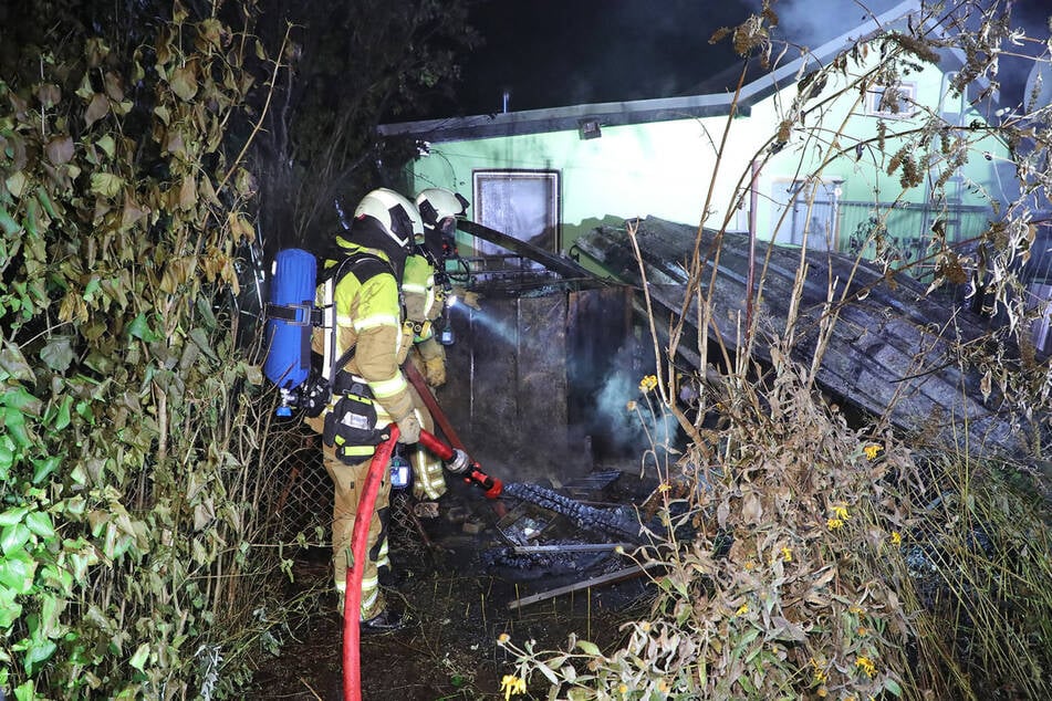 Die Feuerwehr am Brandort innerhalb der Pieschener Gartensparte.
