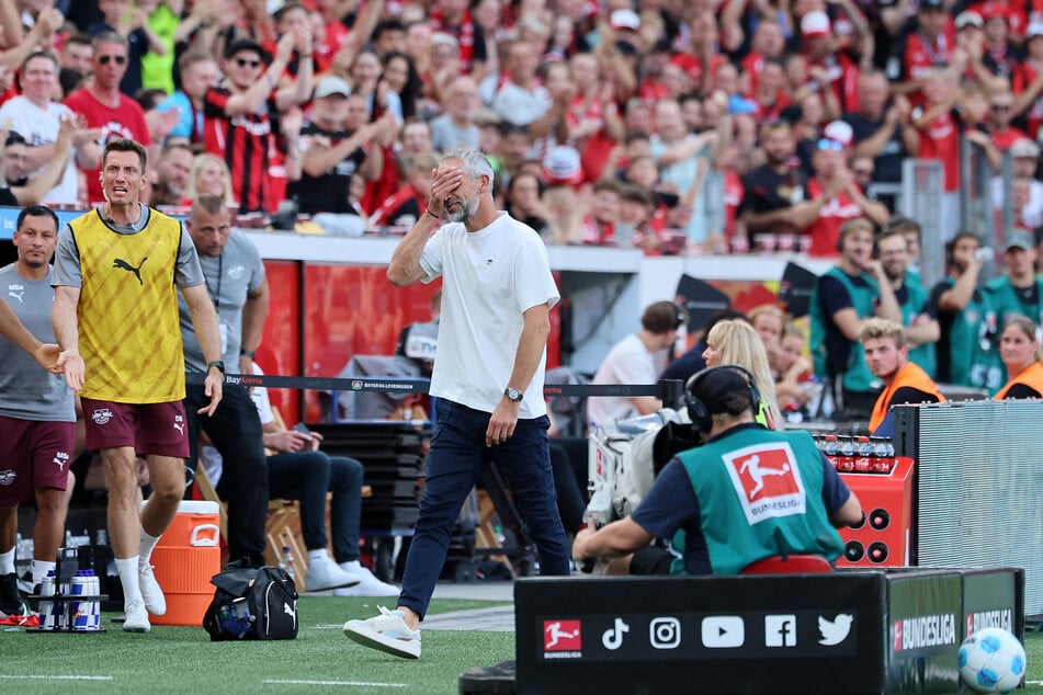 Rb Leipzigs Trainer Marco Rose (48) kassierte beim Spiel in Leverkusen die Gelb-Rote Karte.