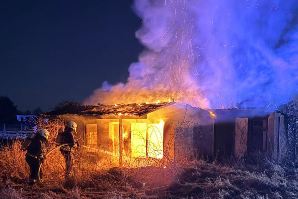 In der Börde brannte am Abend eine Gartenlaube.