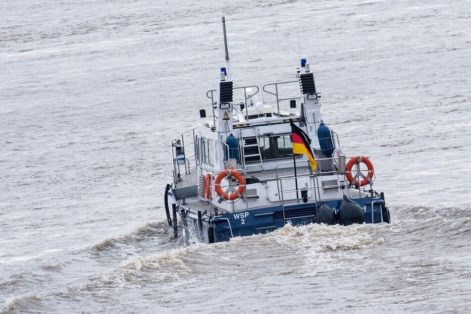 Die Wasserschutzpolizei brachte die verunfallten Ruderer zum Rettungsdienst. (Symbolfoto)