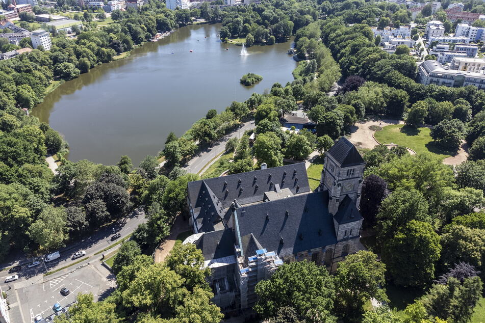 Die Schlosskirche thront seit Jahrhunderten über Chemnitz - die Sanierung bereitet sie auf die nächsten Jahrhunderte vor.
