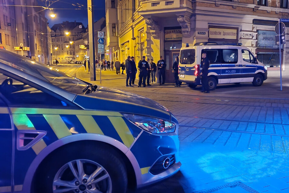 Achtköpfige Gruppe gegen Duo: Zwei Verletzte bei Auseinandersetzung in Halle