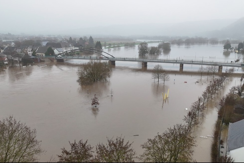 In vielen Orten in Nordrhein-Westfalen - wie hier in Beverungen - gibt es Überschwemmungen.