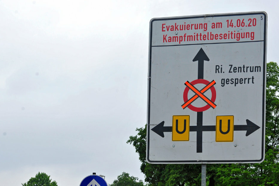 Auf der Dresdner Straße sind bereits Umleitungsschilder zu sehen.