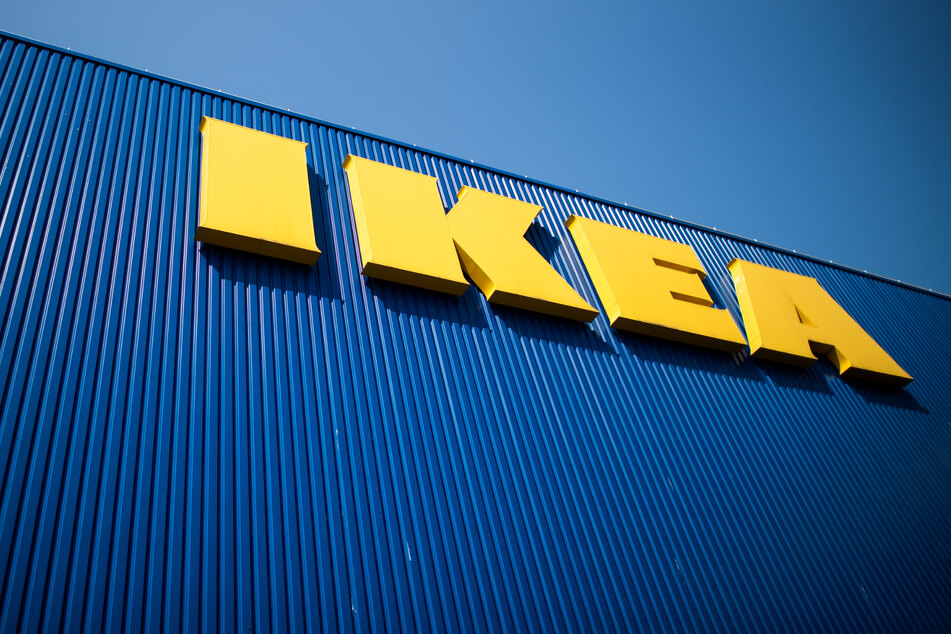 Tesla fährt von allein in Ikea-Markt: Fahrer wollte gerade aussteigen