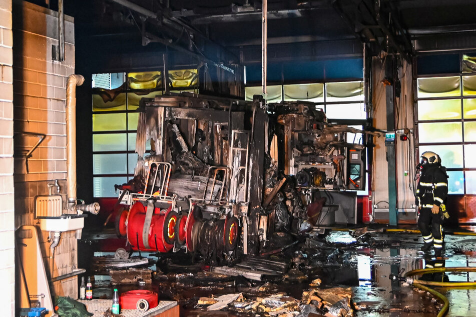 Auch mehrere Fahrzeuge wurden bei dem Brand zerstört.