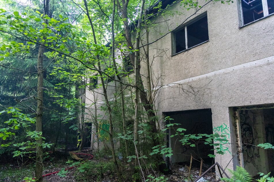 Das Geisterhaus befindet sich mitten im Wald. Glücklicherweise konnte die Feuerwehr den Brand schnell löschen.