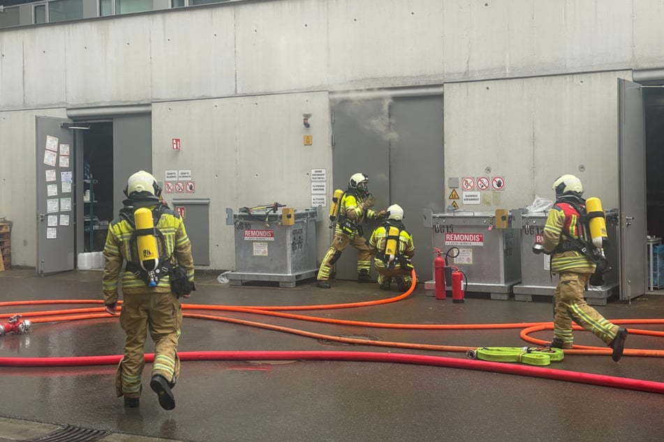 Das Feuer brach in einem Lagerraum für Gefahrenstoffe aus. Die Kameraden unter Atemschutz nähern sich dem Brandherd.