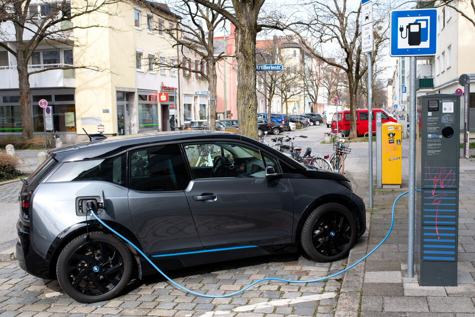 Man sieht sie immer regelmäßiger: In NRW kauften sich jüngst mehr Menschen ein Elektro-Auto.
