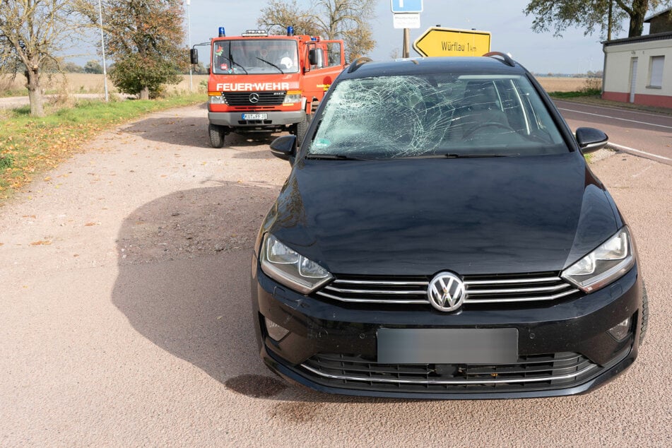 Kreuzungscrash auf Bundesstraße: Radfahrerin schwer verletzt!