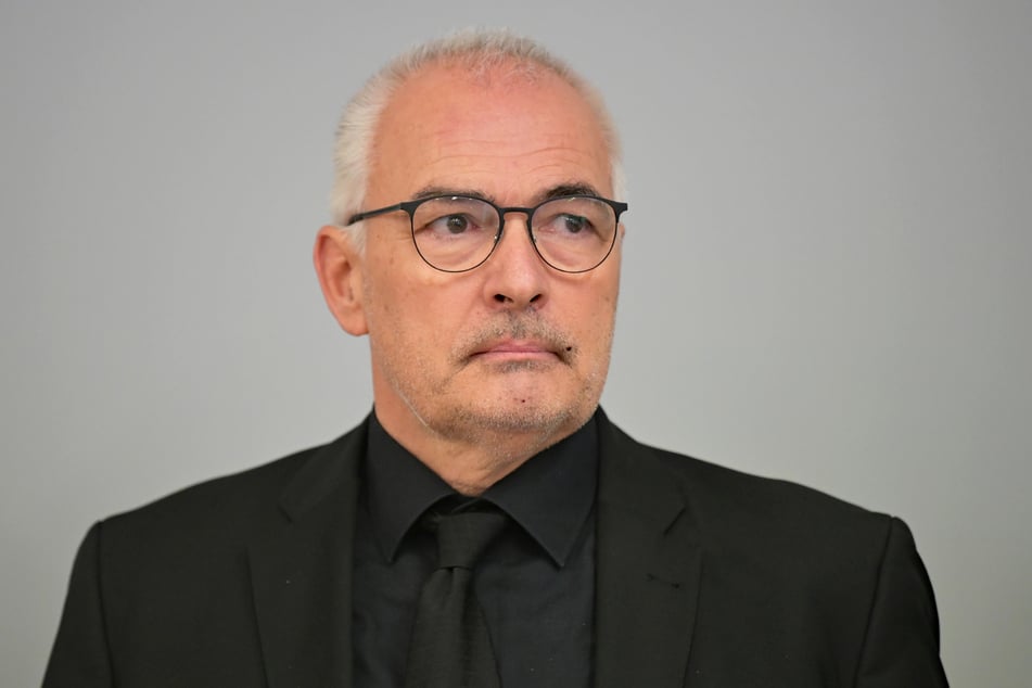 Nachdem der CDU-Bundestagsabgeordnete Axel Fischer (59) nicht zu Gerichtsterminen erschien, muss er in Haft bleiben.