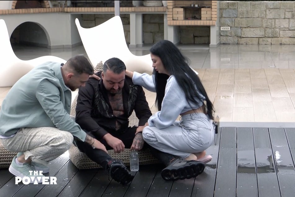 Serkan Yavuz (32, l.) und Dilara Kruse (34) beruhigen den Checker vom Neckar.