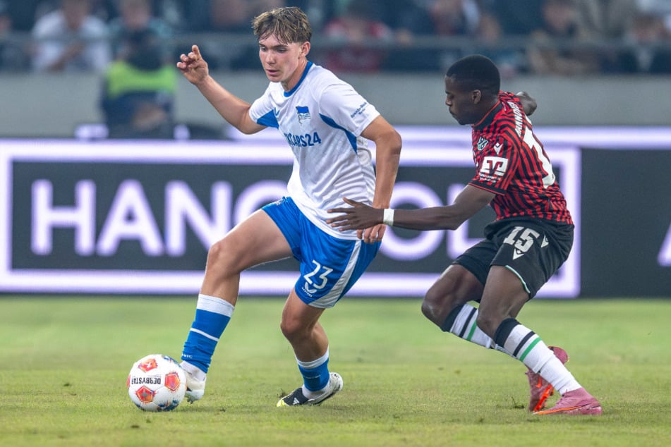 Kennet Eichhorn (16, l.) steht ab der neuen Saison für Bayer 04 auf dem Rasen.
