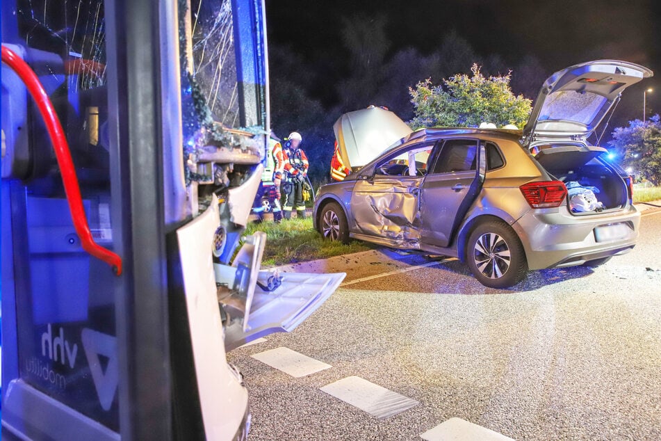 Laut Polizei hat der VW-Fahrer den Linienbus an der Kreuzung übersehen und ihm die Vorfahrt genommen.