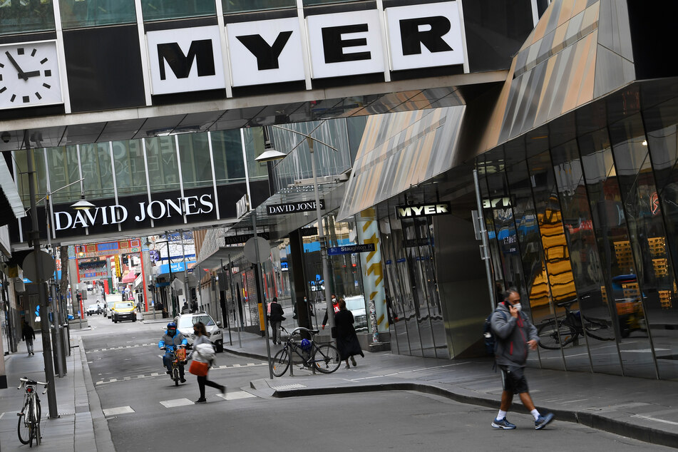 Die Schriftzüge von David Jones und Myer sind auf einer Geschäftsstraße in Melbourne zu sehen.