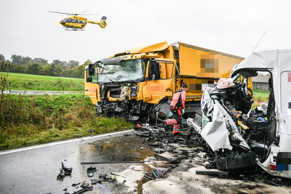 Auf der Landstraße verteilten sich vielzählige Trümmerteile.