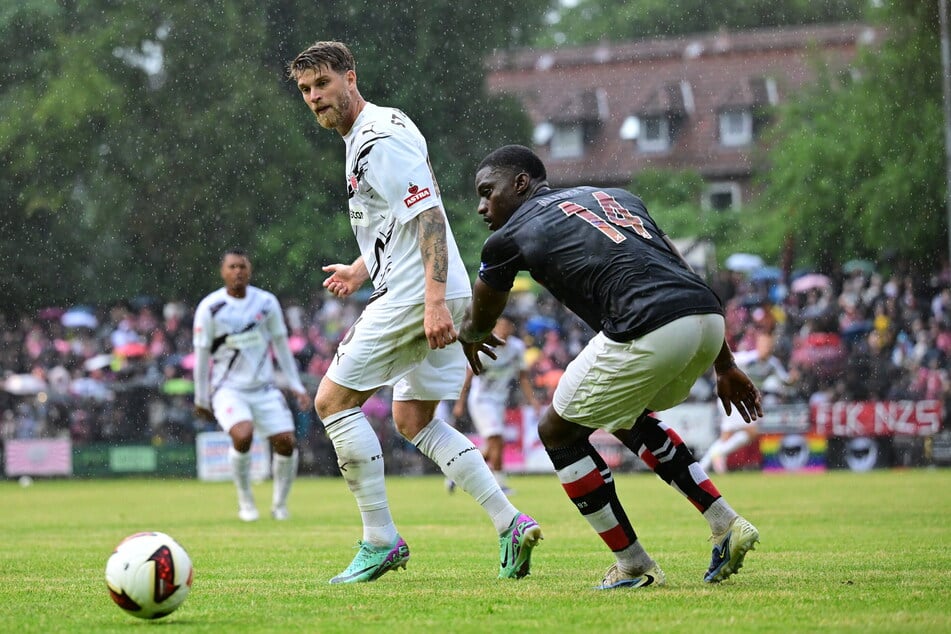 Marcus Mathisen (30 l.) stand für seinen neuen Verein FC St. Pauli gegen Altona 93 für 45 Minuten auf dem Platz.