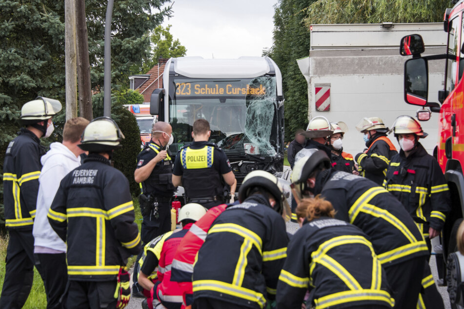 Etliche Feuerwehrleute kümmerten sich an der Unfallstelle um die Kinder.