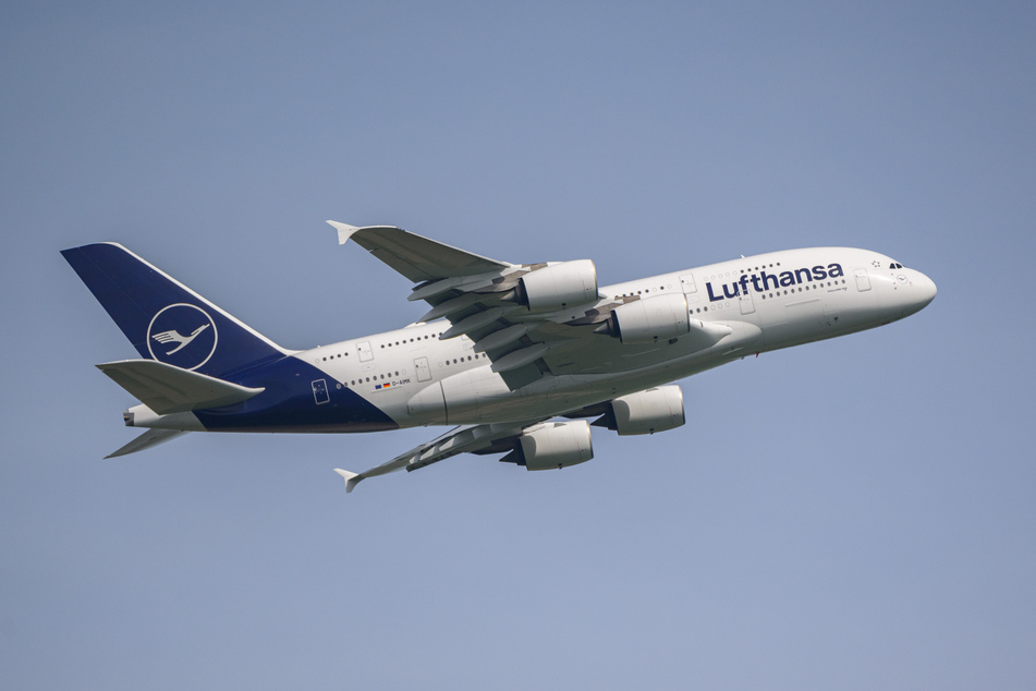 An Bord einer Lufthansa-Maschine ist ein Ehestreit außer Kontrolle geraten. (Symbolbild)