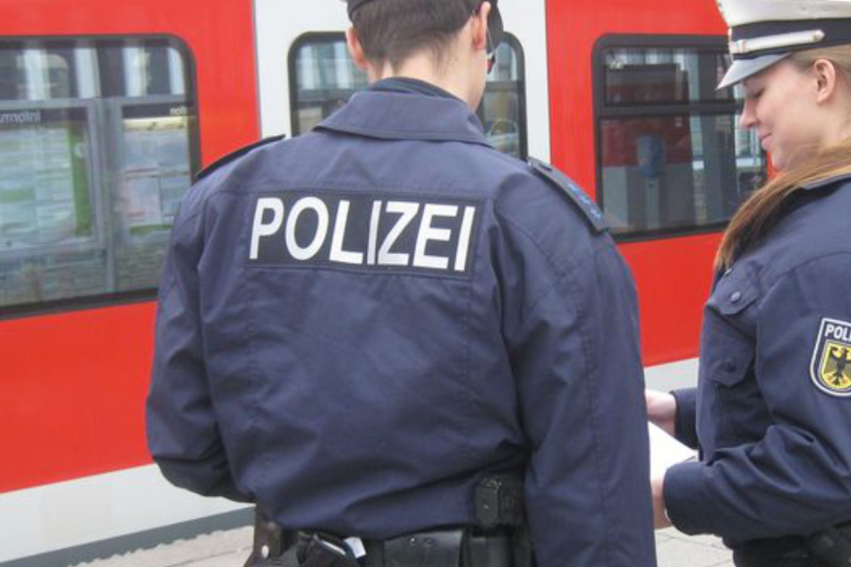 Die Polizei musste den Mann zum Aussteigen bewegen. (Symbolbild)