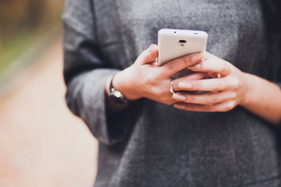 Die junge Frau (18) war anscheinend so sehr von ihrem Handy abgelenkt, dass sie in eine Glasscheibe krachte. (Symbolfoto)