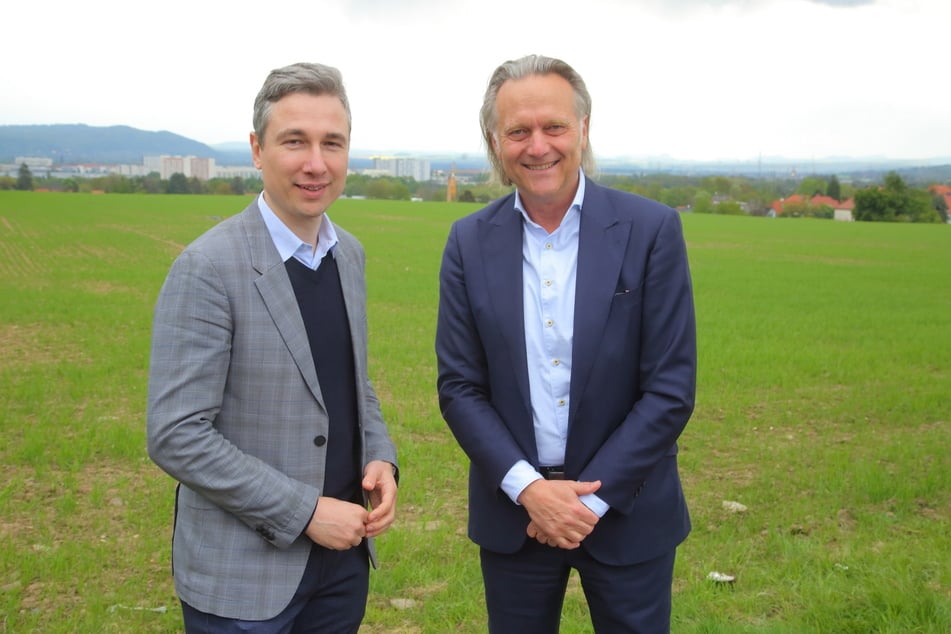 Baubürgermeister Stephan Kühn (44, Grüne) und Frank Vierkötter (64, r.), Vorstand des Bremer Investors "Interhomes AG".
