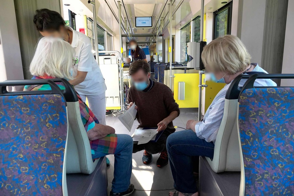 In der CVAG-Impf-Straßenbahn gibt's die Corona-Spritze ohne Termin. Etliche Chemnitzer nahmen das Angebot bereits am Freitagvormittag wahr.