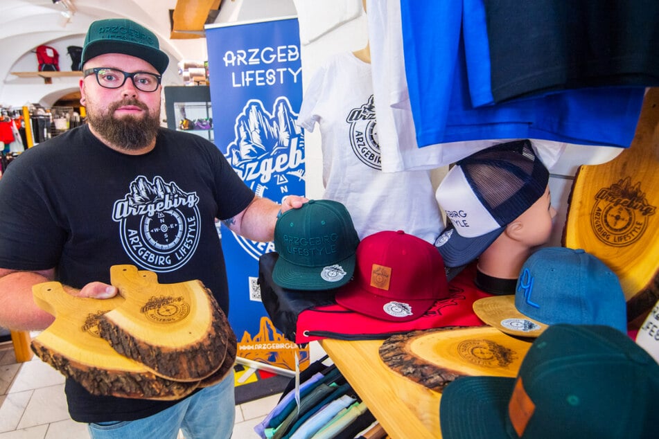 So stylt sich das Erzgebirge: 35-Jähriger vertreibt fetzige Mode mit eigenem Logo