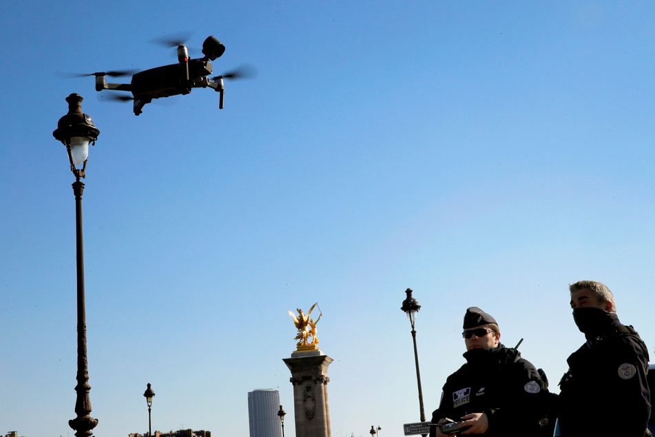 Französische Polizisten steuern eine Drohne zur Überwachung der Pariser Straße.