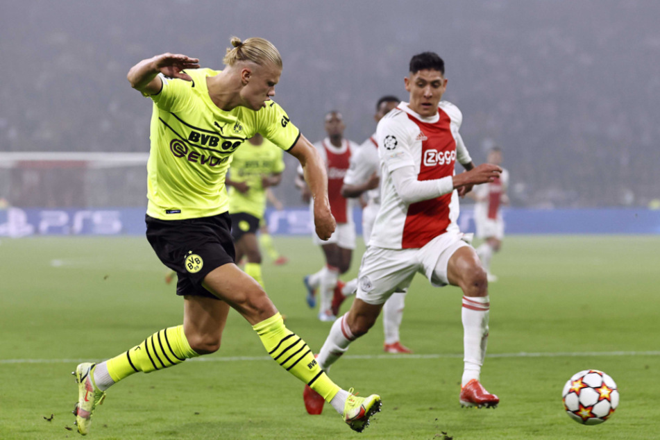Edson Alvarez (24, r.) im Duell mit BVB-Stürmerstar Erling Haaland (21). Der Mexikaner demütigte Borussia Dortmund in der Champions League.