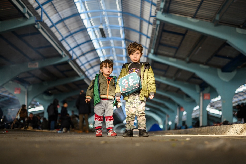 Zwei Migranten an der türkisch-griechischen Grenze.