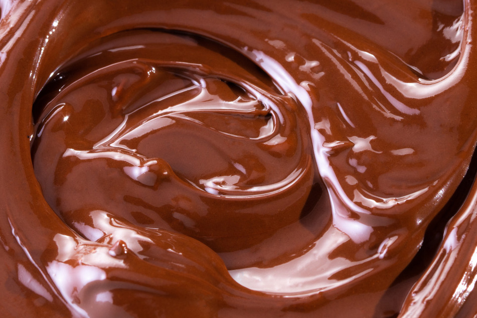 Zwei Arbeiter fallen in riesigen Tank mit flüssiger Schokolade