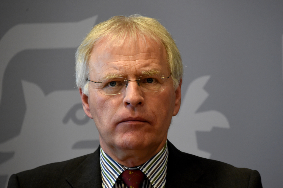 Der Präsident des deutschen Landkreistages, Reinhard Sager (62) fordert eine Debatte über eine Impfpflicht für Pflegekräfte und pädagogisches Personal.