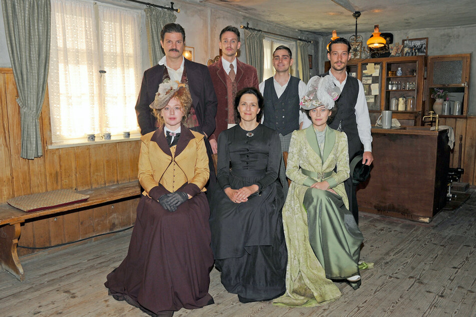 Die Schauspieler Misel Maticevic (l-r, hinten), Vladimir Burkalov, Markus Krojer, Klaus Steinbacher, sowie (l-r, vorn) Brigitte Hobmeier, Martina Gedeck und Mercedes Müller lächeln bei einem Fototerminl zur TV-Serie "Oktoberfest - 1900" (AT) am Set.