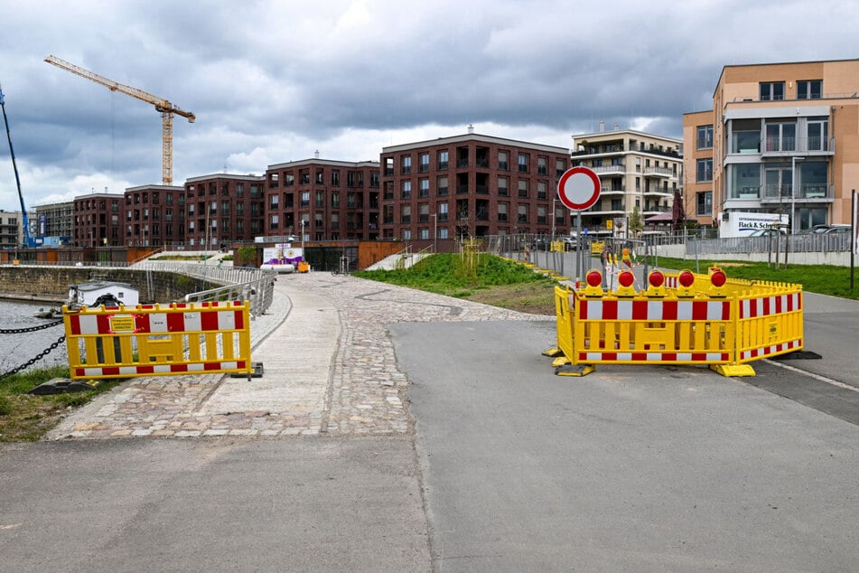 Durchgang verboten: Während die fünf Stadtvillen (Hintergrund) bereits fertiggebaut sind, ist die Uferpromenade immer noch nicht freigegeben.