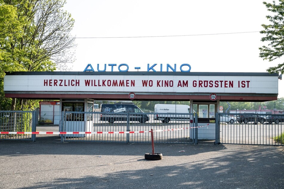 Der Eingang des Kölner Autokinos in Porz lässt erahnen, wie lange es dort schon existiert.