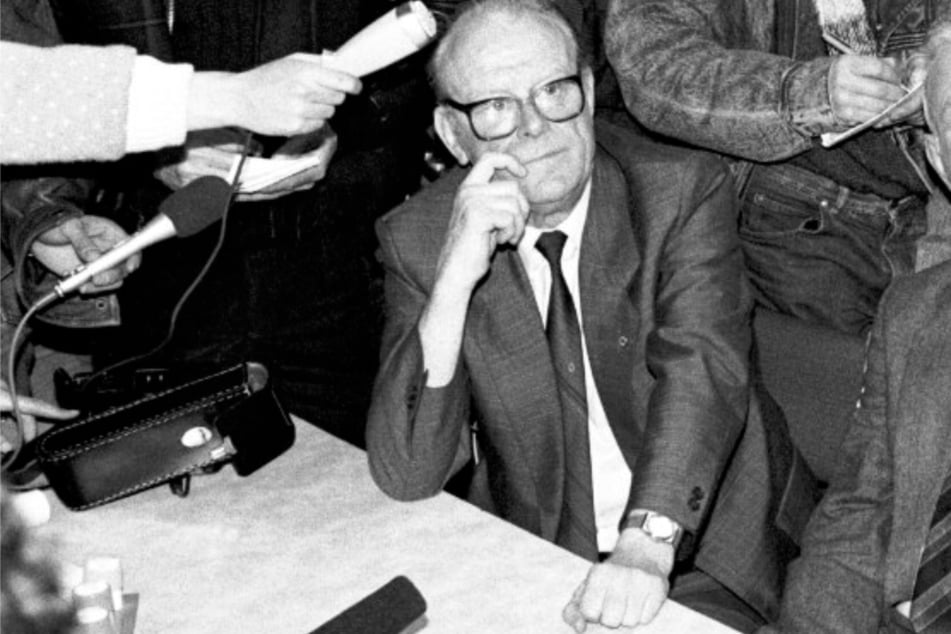 Leipzigs Stasi-Chef Manfred Hummitzsch (1929-2015) - sein Büro war noch im Original erhalten. Beim letzten Brandanschlag wurde es komplett zerstört.