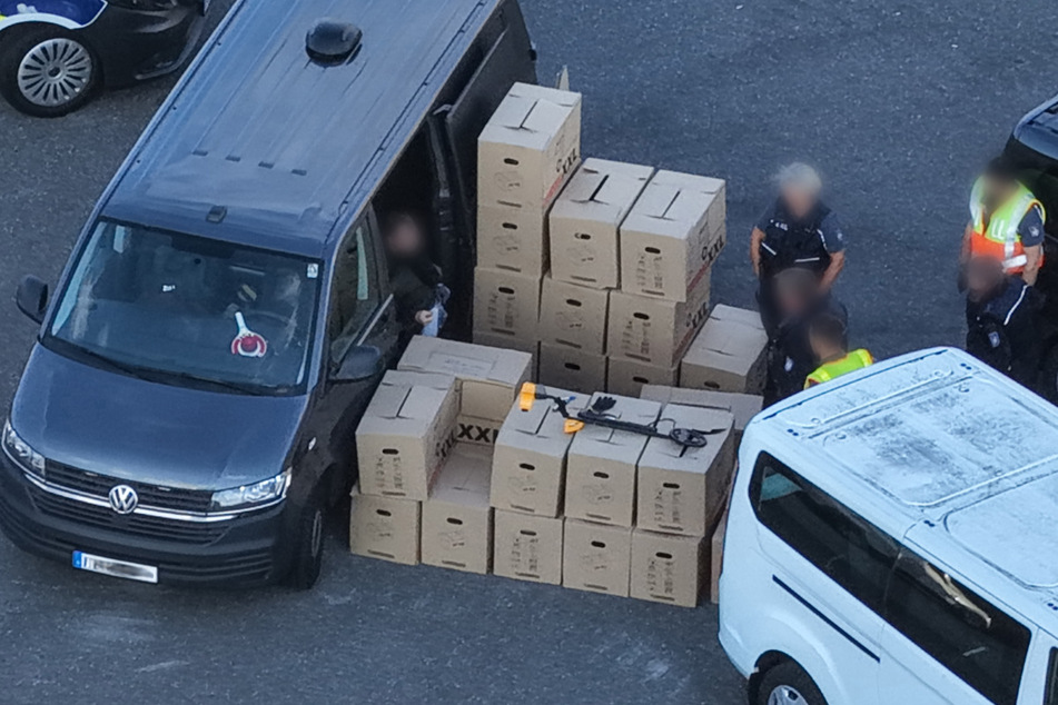 Polizei und Zoll haben am Samstag im Hamburger Hafen mehr als 400 Kilo Kokain sichergestellt.