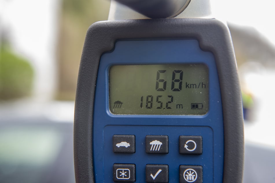 Das Messgerät zeigt die Geschwindigkeit der Autos an.