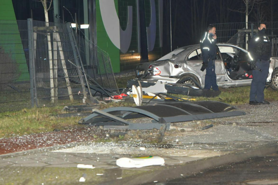 Bei seiner Flucht vor der Polizei hat der Mercedes-Fahrer eine Bushaltestelle komplett zerstört, bevor die wilde Fahrt in einem Metallzaun endete.