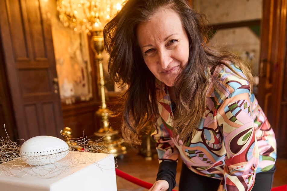 Peggy Lange von der Porzellan Akademie Meissen platziert das zerbrechliche "Medusenterzett" aus Porzellan in der Villa Kolbe.