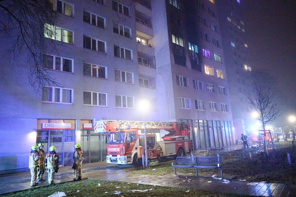 Rund 170 Feuerwehrleute waren im Einsatz. Insgesamt wurden etwa 70 Menschen aus dem stark verrauchten Hochhaus gerettet oder in Sicherheit gebracht.