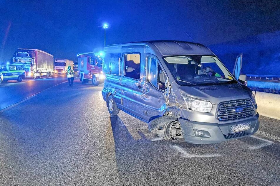 Unfall A6: Laster und Kleinbus krachen auf der Autobahn zusammen: Ein Mensch stirbt!
