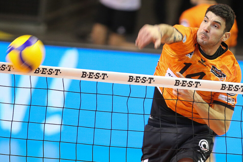 Berlins Nicolas Le Goff schmettert den Ball über das Netz.