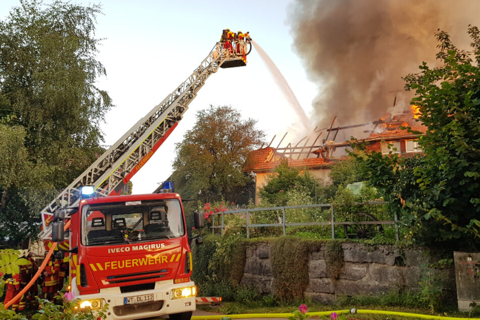 Die Feuerwehr kämpft gegen den Brand des Bauernhofs.