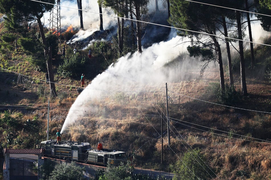 Feuerwehrleute versuchen, einen Brand auf einem Berg nahe Palermo zu löschen.