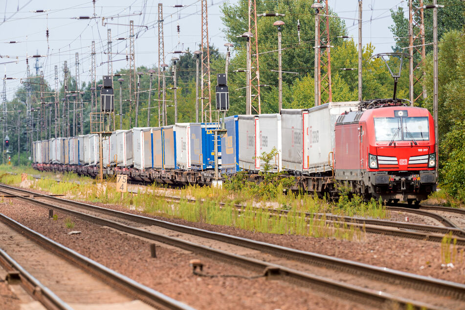 In Halle fuhr am Mittwoch ein 35-Jähriger auf dem Trittbrett eines Güterzuges mit. (Symbolbild)