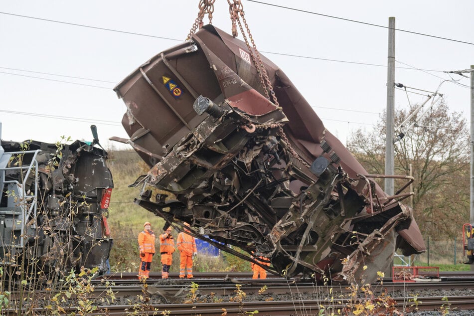 Inzwischen hat die Deutsche Bahn die Aufräumarbeiten an der Unglücksstelle abgeschlossen. Die Instandsetzung wird allerdings noch dauern.