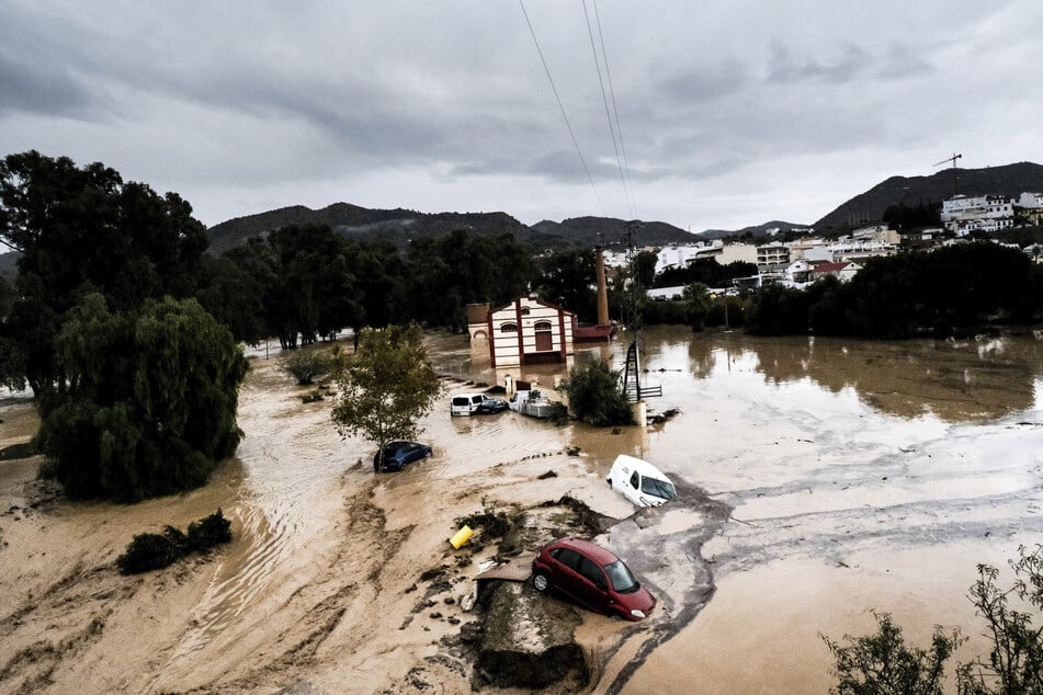 Fuertes tormentas con víctimas mortales sacuden España. La foto muestra coches en Álora que fueron arrastrados por las masas de agua.