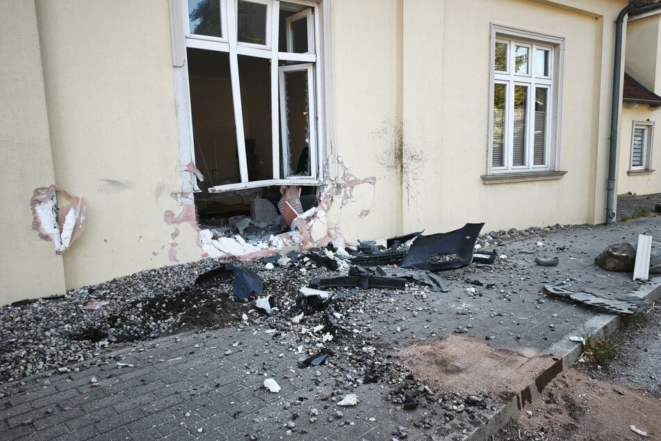 Der Bewohner des Hauses blieb unverletzt. Das Gebäude sei weiterhin bewohnbar.
